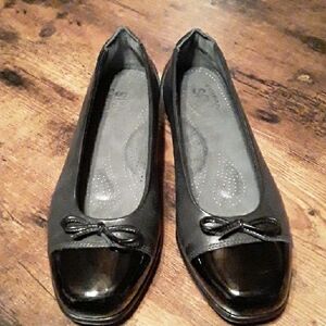 NWOT SAS Women's 7 M Adorable Black Flats With A Super cute Bow On Front USA